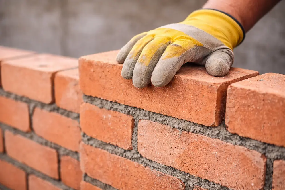 Muret en pierre naturelle réalisé lors d'un aménagement extérieur à Fribourg